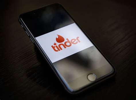 Tinder Accused Of Banning Transgender Woman From Using Dating App The Independent The