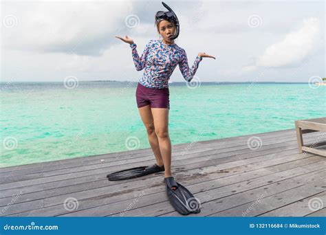 Azjatycka Pi kna Kobieta Snorkeling W Laguny Morza Tle Zdjęcie Stock