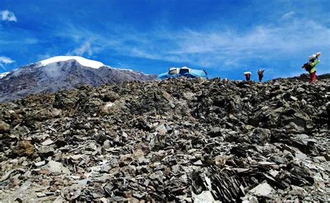 Jest najwyższą górą afryki i jednym z najwyższych samotnych masywów. Jak wejść na Kilimandżaro - najwyższy szczyt Afryki krok ...