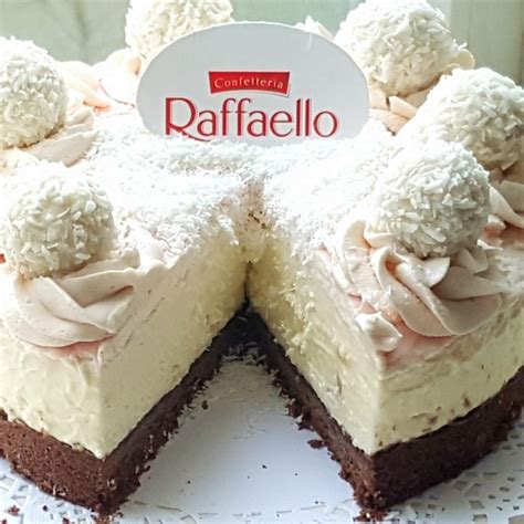 Für die raffaello torte schlagobers aufkochen lassen und die weiße schokolade darin schmelzen lassen. Raffaello Kuchen Rezept