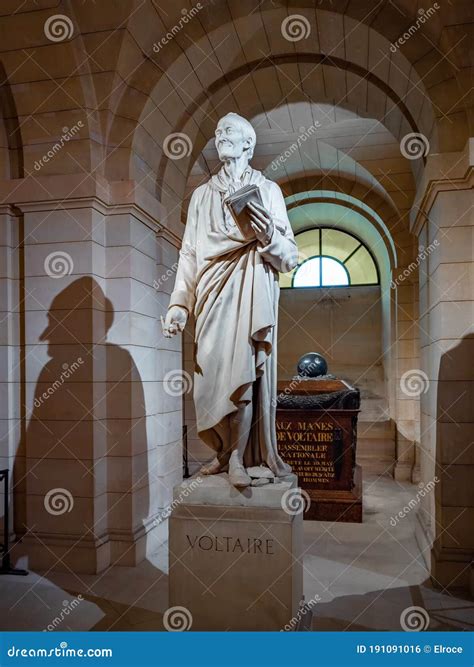 La Sculpture Et Tombe De Voltaire Dans Le Mausolée De Panthéon Pour Les
