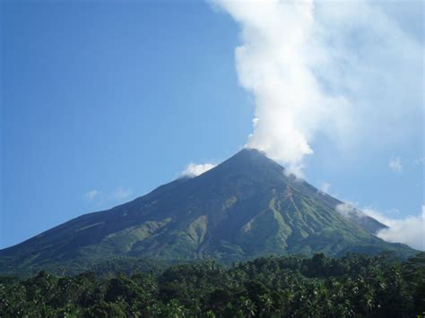 Gunung rinjani merupakan salah satu gunung terindah di indonesia, gunung ini merupakan gunung berapi kedua tertinggi di indonesia dengan ketinggian kawah ijen merupakan kawah dari gunung ijen yang ada di banyuwangi, jawa timur. EDDIE DANDEL: Gunung Api Karangetang di Siau