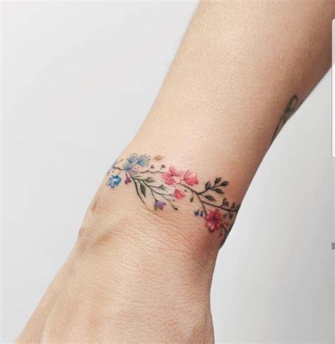 Tatouage Au Poignet Floral In 2020 Flower Wrist Tattoos Wrist