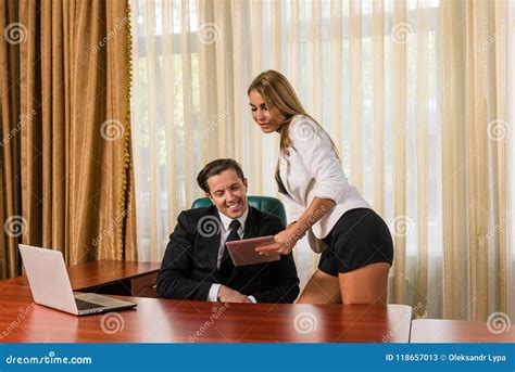 Secrétaire Sexy Avec Le Comprimé Près Du Patron Dans Le Bureau Image Stock Image Du Dispositif