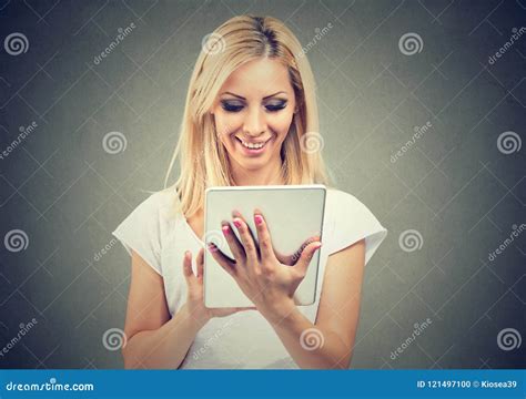 使用现代片剂的微笑的妇女 库存照片 图片 包括有 有吸引力的 连接数 填充 网络 户内 商业 121497100