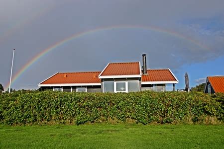 Mein haus ist in der gartenstraße. Mein Haus Regenbogen. Mein Boot hat im Hafen geankert ...