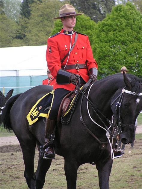 un caporal de la police montee mounted canadian police en charge de la sécurité du 1er