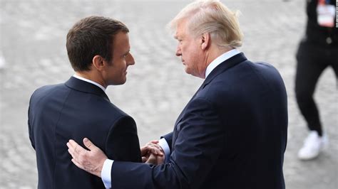 Los Embarazosos Momentos Cuando Trump Y Macron Se Saludan Video Cnn