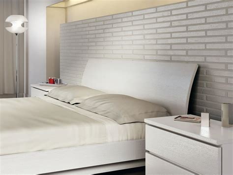 Visualizza altre idee su camere mansardate, soffitta mansarda e rimodellare la soffitta. Letto matrimoniale con base in legno, in stile semplice | IDFdesign