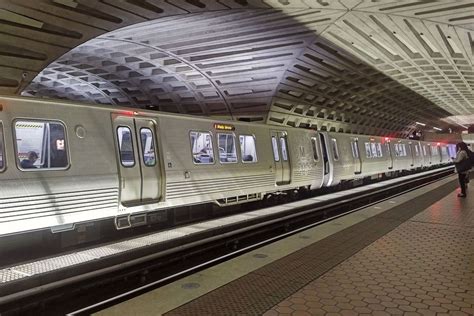 Metros Red Line Will Return To Automatic Door Opening