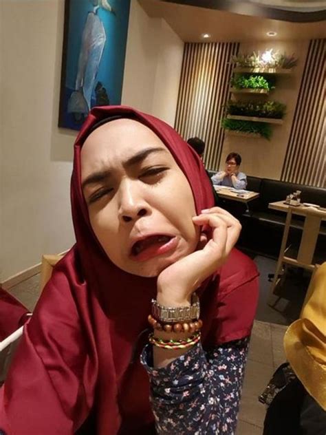 Tak hanya itu, oki setiana dewi yang merupakan kakak dari ria ricis pun sempat mengunggah foto jenazah sang ayah di instagram. Ria Ricis Adik Oki Setiana Dewi, Selebgram yang Selalu ...