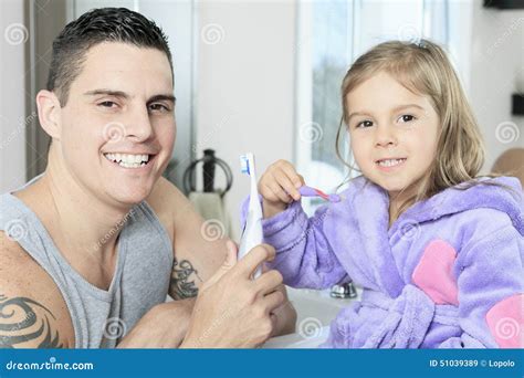 Vader Met Zijn Dochter Om Tanden Binnen Schoon Te Maken Stock