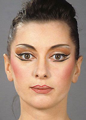 Beginne mit einem hellen und glänzenden lidschatten. Bühnen Make Up Für Tanz Und Show Schrittweise Erklärt ...
