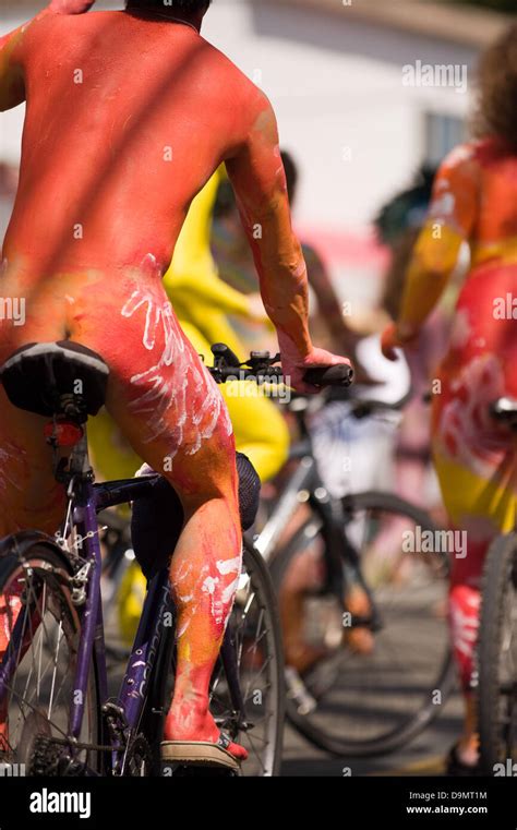 La Aparici N De Ciclistas Desnudos Anunciar El Comienzo De La Fremont Solstice Parade En Seattle