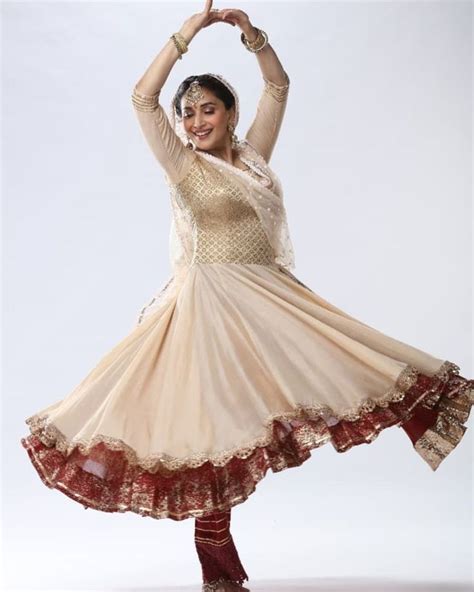 Pin By Leah On Indian Outfits In 2020 Kathak Costume Madhuri Dixit