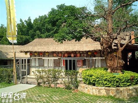 六福村主題遊樂園（英語： leofoo village theme park ）簡稱六福村，是一座位於臺灣 新竹縣 關西鎮的主題樂園。 為 六福開發 旗下的企業之一。 前身為1979年成立的 六福村野生動物園 ，在1989年時開始規劃擴建成為主題樂園，於1994年開放第一個主題園區「美國大. 台灣民俗村（已歇業） 彰化景點 玩全台灣旅遊網