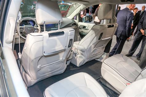 2017 Chrysler Pacifica Hybrid Rear Interior Seats Motor Trend En Español