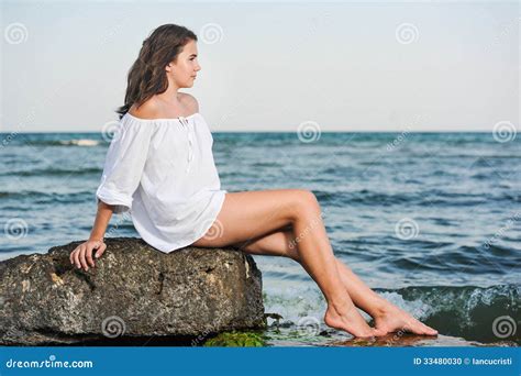 比基尼泳装和白色衬衣的白种人青少年的女孩lounging在熔岩由海洋晃动 库存照片 图片 包括有 开会 白种人 33480030