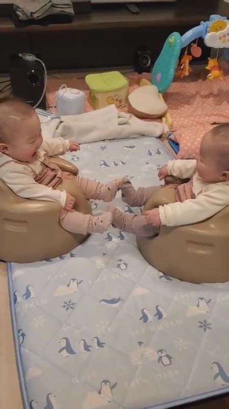 双子の赤ちゃんが向かい合っておしゃべり？ 楽しそうにはしゃぐ姿に 癒やされます かわいい～！ Lms2305twinstalk01c