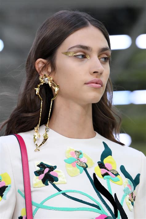 8 Spring 2020 Jewelry Trends To Start Wearing Right Now Jewelry Trends Fashion Fashion Week