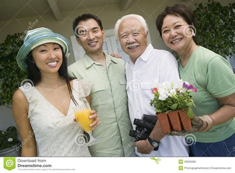 Retrato De Una Familia Japonesa Feliz Foto De Archivo Imagen De
