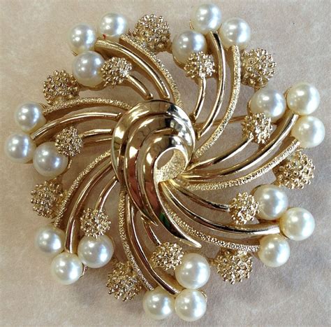 Vintage 1950s Trifari Faux Pearl Costume Brooch Pin Gold Toned Sold