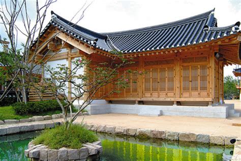 Tidak hanya menggunakan material kayu sebagai material utamanya, tidak sedikit yang memberikan 6. Demam Korea? Intip Desain Rumah Tradisional Korea (Hanok)