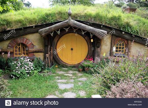 Open the wooden gate and walk to the green, round door. Hobbit Haus in Hobbiton Stockfoto, Bild: 169063428 - Alamy