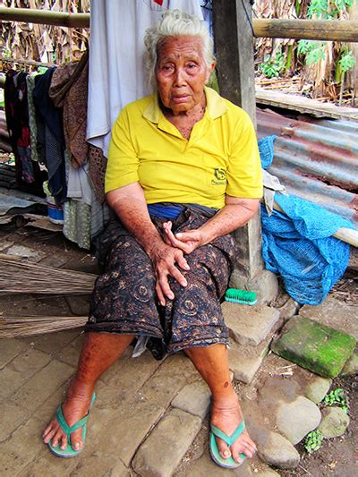 Ning bolonganmu mbok delikke hayo ngaku! Ni Nengah Masna, lansia miskin sebatang kara di Desa Akah ...