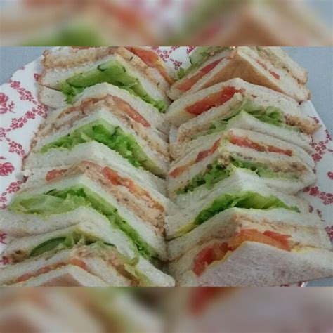 Masukkan ikan sardin atas roti tadi. Diari Suri Bekerjaya: Sandwich Sardin / Tuna
