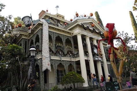 Disneylands Haunted Mansion Ride Will Close In 2020 For Extensive