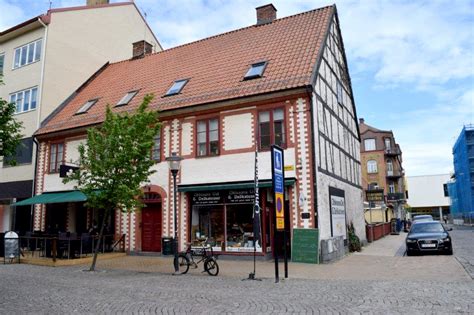 Med vägbeskrivning, satellitbilder, gatubild, drönarbild, tomtgränser och friluftskarta. Spanska ryttaren 3. Kristianstad, centrum - Brönnalyckan