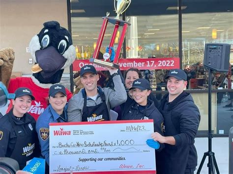 Wawa Hoagiefest Bristol Police Make 20 In 3 Minutes At Store Opening