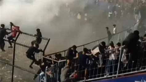Detik Detik Kerusuhan Pecah Di Stadion Kanjuruhan Orang Tewas