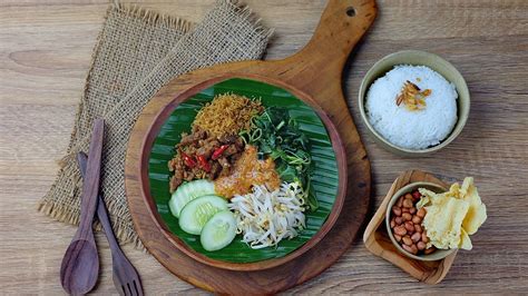 Seporsi nasi pecel terdiri dari sepiring nasi dengan aneka sayur seperti toge, kacang panjang, kangkung, dan kecambah. Kuliner di Jalur Mudik Mojokerto - KUPAS BISNIS