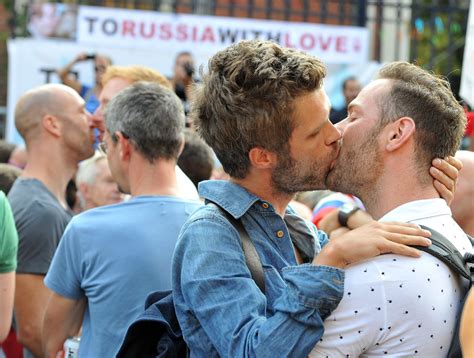 August 9 Photo Brief ‘kiss In Protests Russias Anti Gay
