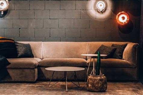 무료 이미지 가구 침상 거실 방 인테리어 디자인 조명 바닥 표 갈색 커피 테이블 타일 램프 벽지 소파