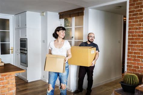 Couple Moving Into New House Stock Image Image Of Girlfriend Moving