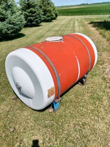 300 Gallon Water Tank Fragodt Auction And Real Estate Llc