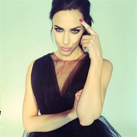 Si son visage reste un peu méconnu des français côté cœur, esther se fait connaître du grand public en 2013 pour sa relation supposée avec l'un de ses compatriotes : SKY beauty Esther Sedlaczek wearing LEO MATHILD