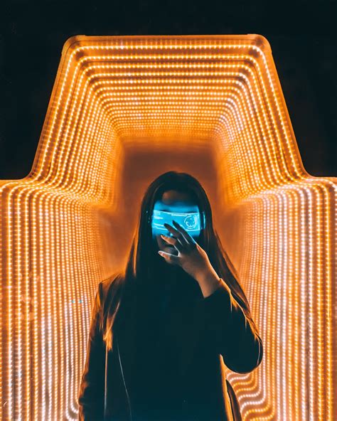 Persona En La Parte Superior Negra Dentro De La Habitación Iluminada En Naranja · Fotos De Stock