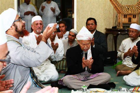 According to hussain yaacob (1992), nik abdul aziz b. CAHAYA KEHIDUPAN TAUHID: YAB Dato Bentara Setia Tuan Guru ...