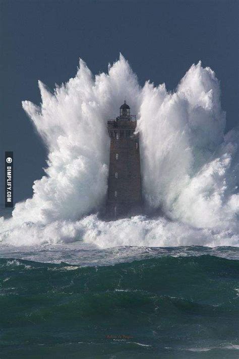 27 Unforgettable Pics Of Lighthouses That Still Shine Over The Stormy