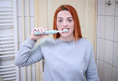 Как чистить зубы электрической зубной щеткой правильная инструкция