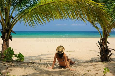 Mujer En La Playa Debajo De La Palmera Imagen De Archivo Imagen De