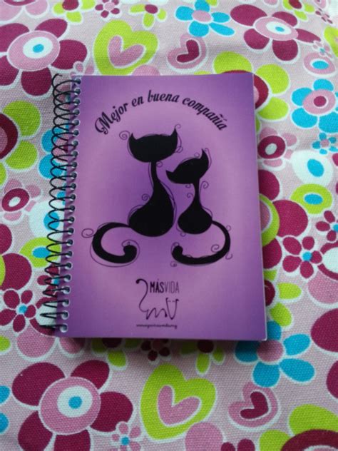 A menudo nos preguntamos que necesita y por amor aquí la solución hemos preparado carátulas márgenes etiquetas folders para que puedas decorar tu cuaderno hay para primaria secundaria inicial como también lo puedes editar en word estas imágenes están en hd listas para imprimir tus trabajos. LIBRETA GATOS €4 | Libretas, Cuadernos decorados, Manualidades