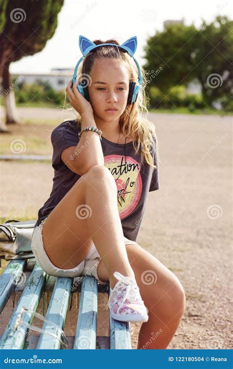 Het Leuke Meisje Van De Tiener Stock Foto Image Of Stellen Hoofdtelefoons