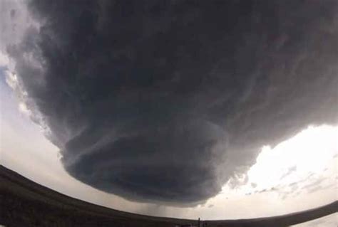 Storm Chasers Capture Incredible Footage Of Supercell Thunderstorm