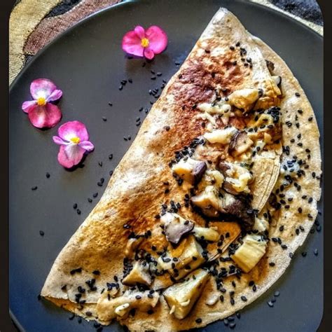 Si stempera la farina, precedentemente setacciata, con acqua e latte, mescolando velocemente con una frusta fino a ottenere un composto liscio e privo di grumi. Crêpes con farina di castagne, funghi porcini e parmigiano ...
