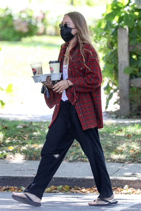 Mary Kate Olsen Out For Coffee In New York 08262020 Hawtcelebs